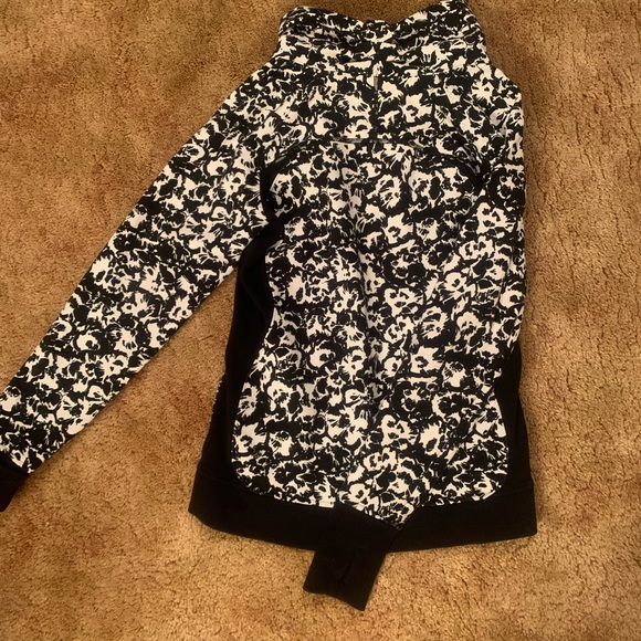 Lululemon Cozy Cuddle Up Jacket, like new condition, size 8!!:) - Picture 3 of 6